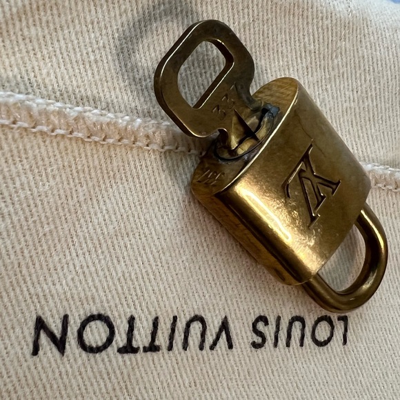 🤩Louis Vuitton Lock and Key set #337 - Picture 6 of 6